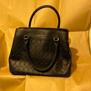 Simple clean sharp handbag no trap handles only.